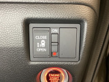 左側電動スライドドアは運転席からでも操作ができるように、ハンドル付近に開閉の操作スイッチが付いています。