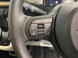 ステアリングにオーディオ操作スイッチが付いています。オーディオ画面に直接タッチしなくても操作が出来ますので、運転に集中できます。