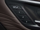 運転席のパワーシートは3名様分までメモリー機能付きです。