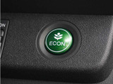 ◆ECONスイッチ(ECONモード)◆エンジンやエアコンといった、クルマ全体の動きを燃費優先で自動制御するECONモード。空調など快適性を優先したいときは、スイッチを押してOFFにできます。
