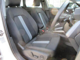 少し固めでホールド性の高いシート。長距離を走れば走るほど、その真価が発揮されます。