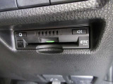 【ETC車載器】は、ビルトインタイプですっきり収納され、見た目も使い勝手も満足のアイテムです。