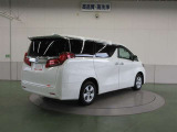リヤサスペンションは、高級車の定番ダブルウィッシュボーンを採用。優れたコーナリングと乗り心地を実現。