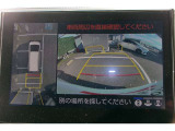パノラミックビューモニター付き(シースルービュー)です。車両を上から見たような映像をディスプレイオーディオ画面に表示。目視だけでは見にくい、車両周辺の状況をリアルタイムでしっかり確認できます。