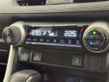 左右独立温度コントロールフルオートエアコンです。運転席、助手席それぞれで独立して温度設定ができます。冷え性の方が乗っても安心ですね♪
