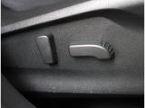 運転席と助手席は電動パワーシートが装備され、ドライバーの体系に合わせて細かいシートポジション設定が可能です!