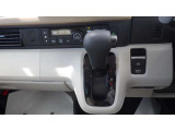 運転席と助手席にシートヒーターを装備。2段階での温度調整が可能です。これからの季節エアコンよりはやく温まるシートヒーターは重宝しますよ。