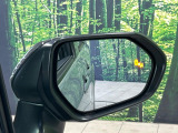 【ブラインドスポットモニター】走行中、ドアミラーの死角になりやすい箇所に後続車が接近するとサイドミラーのレンズに警告を表示!ドライバーに注意喚起をしてくれます。