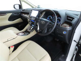 高級感のある美しいインテリアデザインの運転席です。