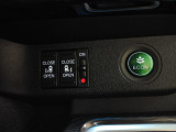 両側電動スライドドア。荷物で手が塞がる時など簡単にドアの開閉が出来ます。何より力いらずで開閉OK。女性やお年寄りにも優しい。電動機能はOFFにもできますから元気なお子様の駆け出しも安心。