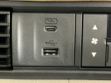 USB入力端子ついてます。USBメモリを接続して音楽ファイル、画像ファイル、動画ファイルなどをナビ画面で楽しめます ※一部のディスプレイオーディオ、CDチューナーの場合は音楽ファイルのみとなります