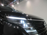 アダプティブLEDヘッドライトシステムです対向車や先行車に照射しないよう自動でハイビームの照射範囲を切り替えます 夜間走行時とても役立ちます