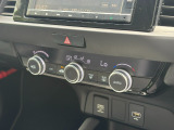 有料道路をキャッシュレスで通行できるETC車載器付きです。運転席足元に設置されています。ETCセットアップ費用は含まれておりません。別途必要となります。