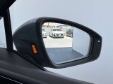 ●アウディサイドアシスト『後方の死角を並走する車両を検知しドアミラーの内側のLEDが点灯。ドライバーに注意を促し事故を未然に防ぐシステムです。』