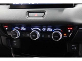 運転席と助手席の温度設定の変更が可能な左右独立タイプのデュアルエアコンです♪♪♪暑がりな人・寒がりな人も誰もが車内を快適にお過ごしいただけます♪♪♪