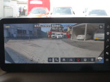 【フロントワイドビュー】見通しが利かないT字路等の曲がり角でドライバーの目より先に、死角になる人や車、自転車を広角映像で確認して、より安心して進めます。