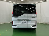 後席の窓には外から車内が見えにくくなるプライバシーガラスを採用。周りを気にせずリラックスして過ごせます