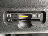 【ETC】有料道路を利用する際に料金所で停止することなく通過できる、ETC車載器(ノンストップ自動料金収受システム機器)が装備されています。セットアップを行うことで利用可能になります。
