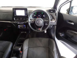 革巻きステアリングで快適な操作性の運転席です。