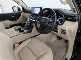 高級感のある美しいインテリアデザインの運転席です。
