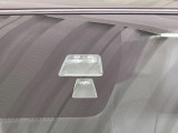 【スマートシティブレーキサポート】低速走行中に前方の車両等を認識し、衝突しそうな時は警報とブレーキで衝突回避と被害軽減をアシスト。より安全にドライブをお楽しみいただけます。