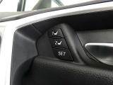 運転席のシートポジションを記憶・再現できるメモリー機能を搭載しています。