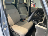 運転席、助手席です。座面も広くゆったりと座れてアームレストも付いているので重宝します。