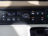 運転席からも手が届きやすく、操作しやすい空調コントロールパネル。オートエアコンなので操作の煩わしさが無くオールシーズン快適にドライブできます。快適空間で運転に集中できますね。
