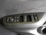 パワーウィンドウスイッチで運転席から全席の窓の開閉ができます。