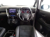 ウッド調と革巻きステアリングで快適な操作性の運転席です。