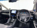 運転席まわりです。 各操作スイッチは使いやすい位置に配置されてます。