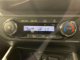 【オートエアコン】一度お好みの温度に設定すれば、車内の温度を検知し風量や温度を自動で調整。暑い&hellip;寒い&hellip;と何度もスイッチ操作をする必要はありません。快適な車内空間には必須の機能ですね♪