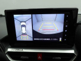 【パノラマモニター】上からの映像を表示。前後左右のカメラで合成し、運転席からの目視だけでは確認しにくい状況をリアルタイムで見晴らせます
