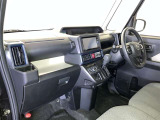 運転席周りのレイアウトをご覧ください。ナビゲーションが綺麗に装着されすっきり収まってますね!