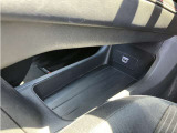 運転席手元に、ティッシュBOXや手荷物を置けるスペースあります☆