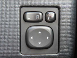 日本の駐車場は幅が広くないところが多くて、乗り降りが大変だったりしますよね。電動ミラーがあれば、室内でミラーをたためるので、駐車するときも便利ですね。