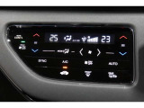 運転席と助手席の温度設定の変更が可能な左右独立タイプのデュアルエアコンです♪♪♪暑がりな人・寒がりな人も誰もが車内を快適にお過ごしいただけます♪♪♪