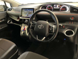 運転席は見やすく整理され、ナビも美しく装着され操作性にも優れています!