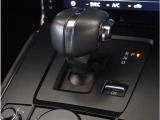 【シフトレバー】シフトもとても操作しやすいデザインになっております。運転する人の事を第一に考えた操作性の高い仕様です。