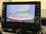 車庫入れなど後進運転時に死角をモニターで確認ができて安全です♪ ステアリング操作の参考になるガイド線も表示しますので車庫入れがニガテな方も安心ですネ!
