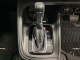 CVT車のセレクトレバーです。低速から高速まで、変速ショックのないスムーズな走りを実現するとともに、エンジン効率のよい領域を維持することで燃費にも貢献します。