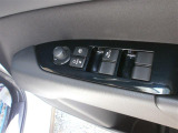 運転席からドアミラーの開閉操作ができます。