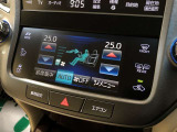 【トヨタマルチオペレーションタッチ】エアコンや車両設定などの各種操作を行えます。デザイン性はもちろん、シンプルな操作感も併せ持ち、ドライバーの使いやすさに配慮しています。ナビ画面下部に設置されています