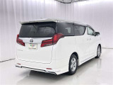 広々とした車内空間に優れた燃費性能。更にデザインも上質で人気のお車です!