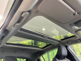 【大型サンルーフ】車内の解放感が一気に上がる大型のパノラマルーフ!季節を問わず開放的で快適なドライブをお楽しみいただけます。流通量も少なく希少価値の高い人気の装備です♪