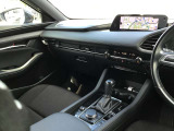 現在のMAZDA車はインパネ配置が視線の動きが少なくなるように設計レイアウトされています☆ひとつひとつの部品からMAZDAの安全に対するこだわりを感じる事が出来ます☆
