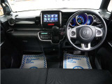 運転にかかわる様々な操作を安全に行えるように視点移動が少なく、操作性に配慮されたスイッチ類が凝縮されたコクピットです。