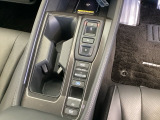 指一本による先進的なシフト操作が可能なエレクトリックギアセレクターです!また、スイッチ操作でオン/オフできる電子制御パーキングブレーキです。