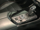 車内中央のセンターコンソール。ピアノブラックインテリアトリムがより上品な空間を演出してくれます。