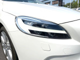 【LEDヘッドライト】明るく眩しいハイビームを先行車や対向車に照射しないオートハイビームを備えたLEDヘッドライト。北欧神話に登場するトールハンマーをモチーフにした、一目でボルボとわかるデザイン。